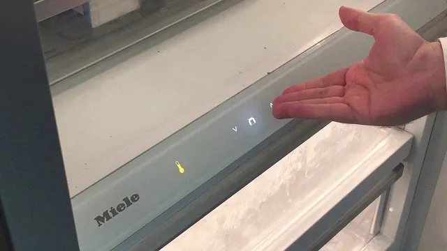 пищит морозилка Miele мигает лампочка в холодильнике Миле