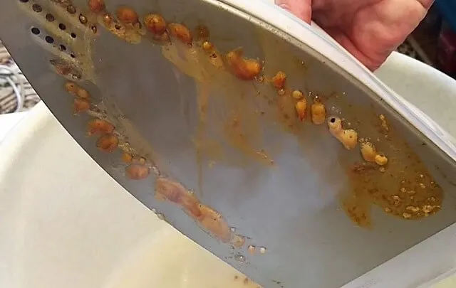 коричневая жидкость на подошве утюга, как устранить коричневая жидкость на подошве утюга