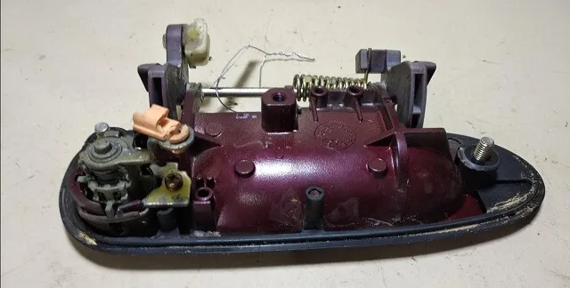 течет вода из утюга гладильной системы Miele течёт вода из утюга гладильной машины Miele