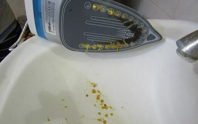 зелёные капли льются из утюга Миле зелёные капли льются из утюга miele